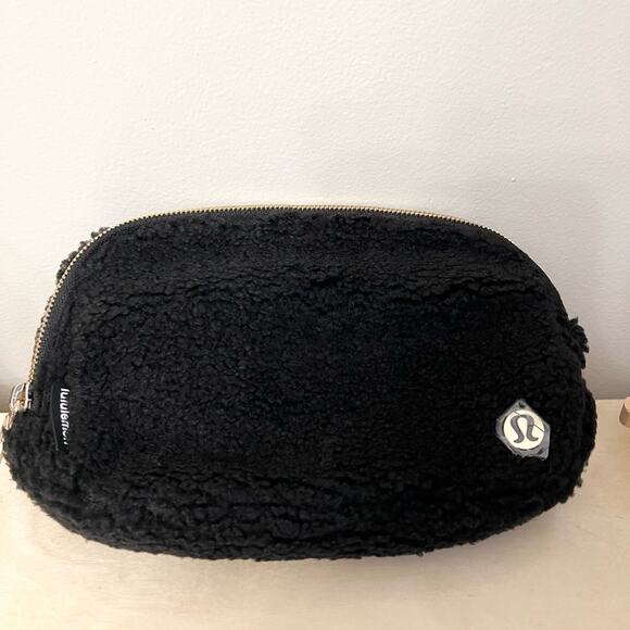 Lululemon NWT black fleece belt bag fanny pack travel crossbody athleisure 1L - Picture 4 of 4